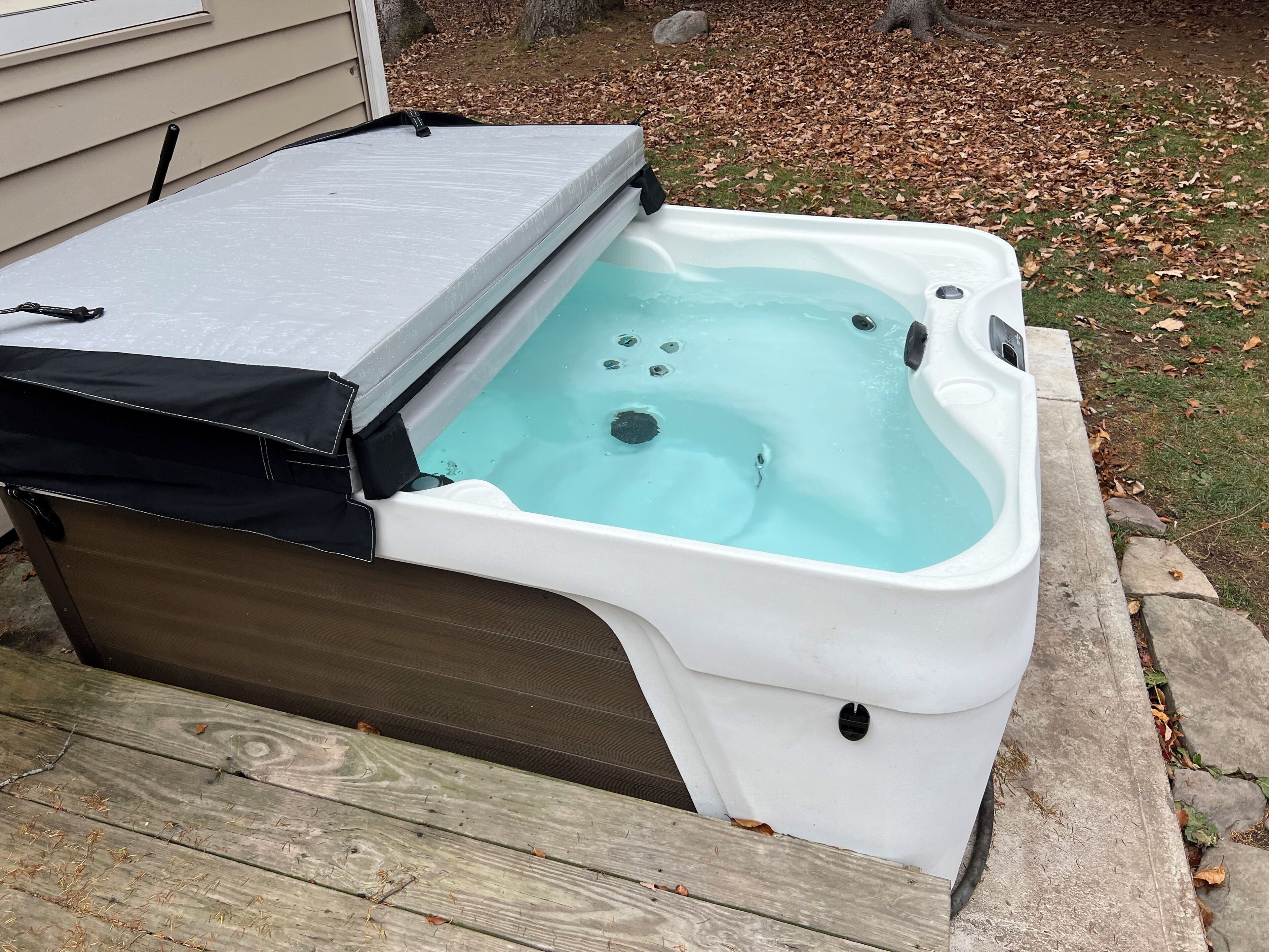 Bañera de hidromasaje al aire libre