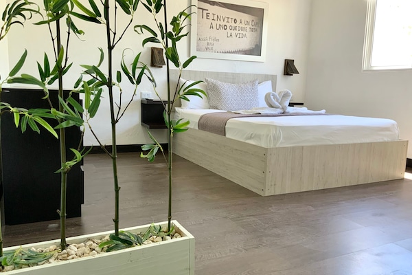 Caja de seguridad en la habitación y muebles diferentes