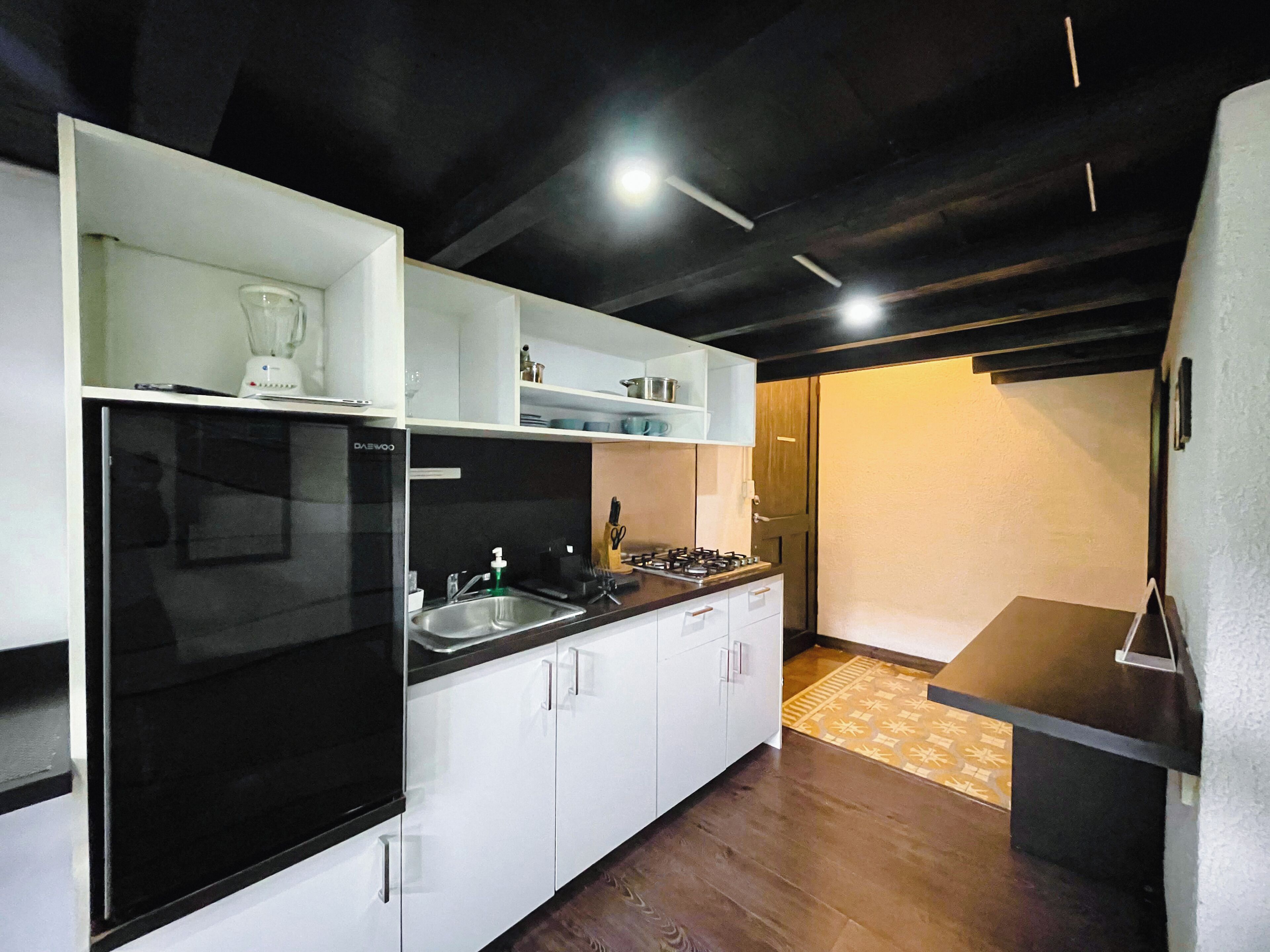 Gác tiện nghi đơn giản, quang cảnh thành phố | Bếp riêng | Tủ lạnh nhỏ, dụng cụ nấu nướng/bát dĩa/dao nĩa 