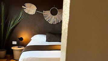 Suíte superior, sacada, vista para o jardim | Cofres nos quartos, individualmente mobiliados, cortinas blackout
