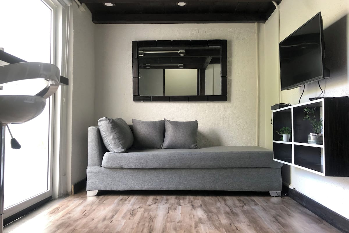 Loft Economy - 1 queensize-säng | Vardagsrum | Smart-tv