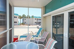 Outdoor dining - Relax in Tropical Paradise Two Minutes From the Beach (Sanibel)