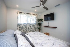 Tabla de planchar con plancha, acceso a internet y ropa de cama