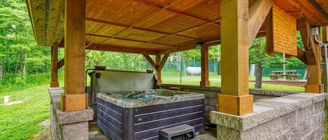 Outdoor spa tub