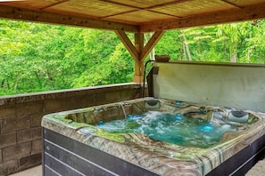 Outdoor spa tub