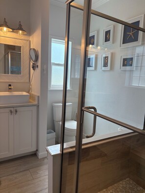 Regadera, toallas, papel de baño 