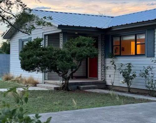 Summer House: 3-bedroom with WiFi, AC in Marfa