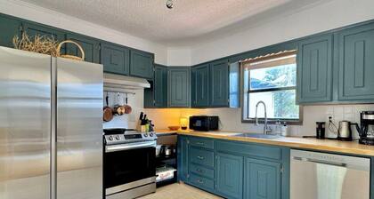 Summer House: 3-bedroom with WiFi, AC in Marfa