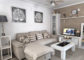 Bungalow, 2 Bedrooms, Smoking, Patio | Living room