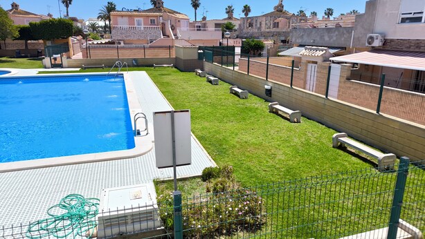 Hus - 2 soveværelser - ryger - terrasse | Pool