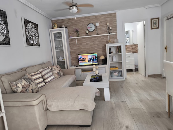 Living room - Cozy Bungalow With Private Terrace and Communal Pool in Torrevieja (Torrevieja)