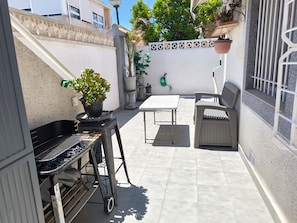 منزل صغير - غرفتا نوم - للمدخنين - برواق | شرفة