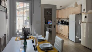 Hus - 2 soveværelser - ryger - terrasse | Spisestue
