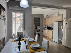 Maison, 2 chambres, fumeurs, patio | Salle à manger