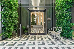 Exterior detail - Luxury Brickell Condo / Organic Modern at SLS Lux (miami)