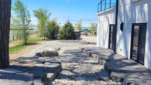 Un bâtiment moderne avec un chemin de pierre menant à un quai.