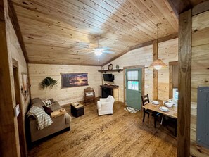 Smart TV, fireplace, books - Charming 2-bedroom cabin in beautiful mountains of Pickens, SC. (Pickens)