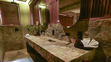 Ducha, secador de pelo, toallas, jabón