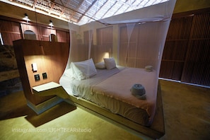 1 habitación, tabla de planchar con plancha y cuna de viaje