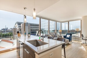 Luxury Apartment, 2 Bedrooms, Pets allowed | Living area - Atlantic Station 7R (Stamford)