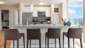 Luxury Apartment, 2 Bedrooms, Pets allowed | Private kitchen - Atlantic Station 7R (Stamford)