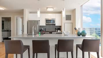 Luxury Apartment, 2 Bedrooms, Pets Allowed | Private kitchen | Full-size fridge, microwave, oven, stovetop