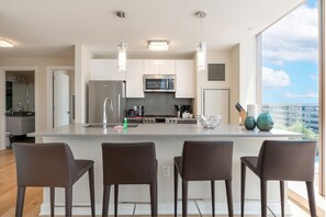 Apartamento superluxo, 2 quartos, aceita animais de estimação | Cozinha privada | Geladeira grande, micro-ondas, fogão, cooktop