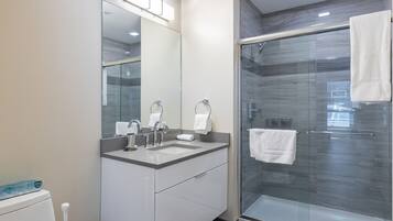 Luxury Apartment, 2 Bedrooms, Pets Allowed | Bathroom | Combined shower/tub, free toiletries, hair dryer, towels