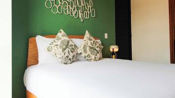 Loft Deluxe | Espacio para trabajar con un portátil y cortinas opacas