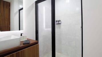 Deluxe Loft | Bathroom