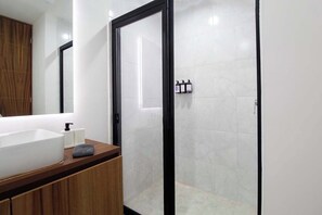 Loft Deluxe | Baño | Regadera, secadora de cabello, toallas, jabón 