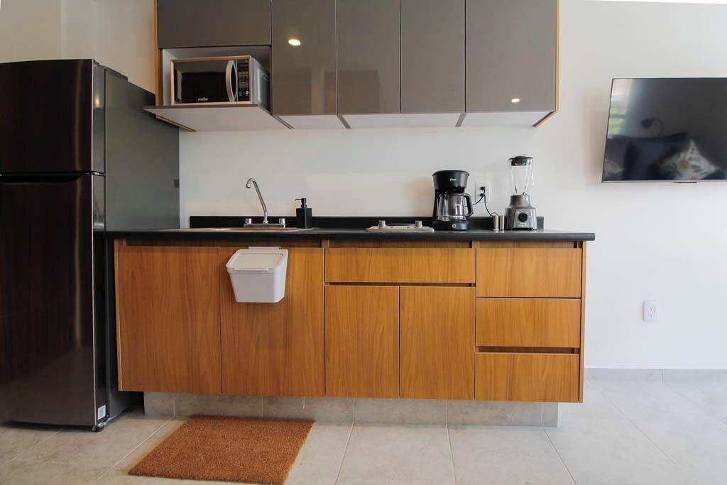 Loft Deluxe | Cocina privada | Frigobar, microondas, parrilla de estufa y utensilios de cocina 