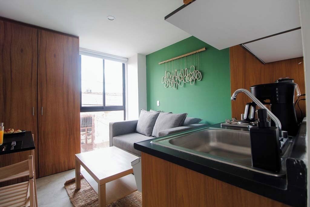 Estudio básico | Espacio para trabajar con laptop y cortinas blackout 