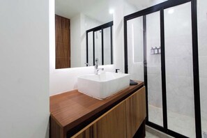 Deluxe Loft | Bilik Mandi | Pancuran mandi, pengering rambut, tuala disediakan, sabun 