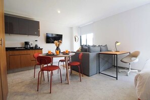Deluxe Loft | Private kitchen | Mini-fridge, microwave, stovetop, cookware/dishes/utensils