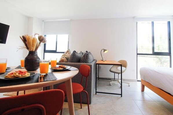 Espacio para trabajar con laptop y cortinas blackout 