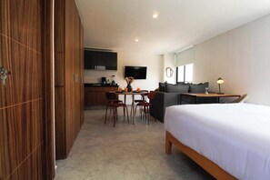 Deluxe Loft | Laptop workspace, blackout curtains, iron/ironing board, free WiFi