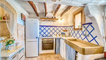 Een koelkast, een magnetron, een oven, een kookplaat