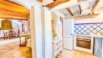 Een koelkast, een magnetron, een oven, een kookplaat