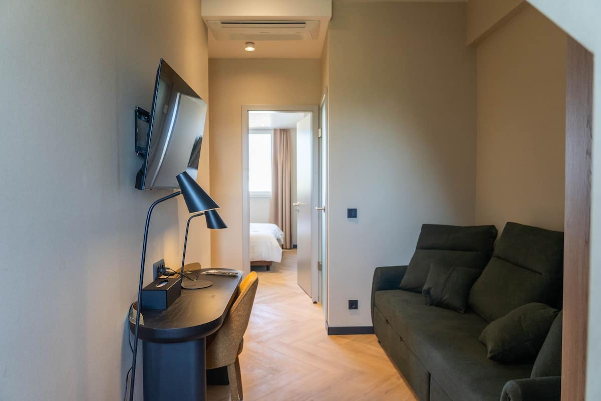 Comfort suite | 1 slaapkamer, een kluis op de kamer, een bureau