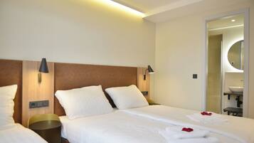 Chambre Triple Confort | 1 chambre, coffres-forts dans les chambres, bureau, rideaux occultants