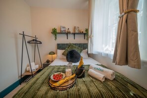 2 bedrooms, iron/ironing board, free WiFi, bed sheets - 2 Bd Newly refurbished apartment (Gloucester)