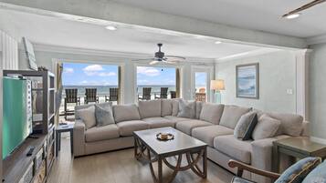 Townhome, Multiple Beds (Green Reef #7- Emerald Horizon) | Living area | TV