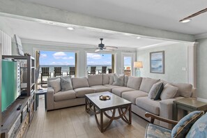 ハウス ベッド (複数台) (Green Reef #7- Emerald Horizon) | リビング エリア | テレビ