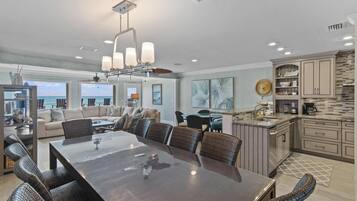 Townhome, Multiple Beds (Green Reef #7- Emerald Horizon) | Dining