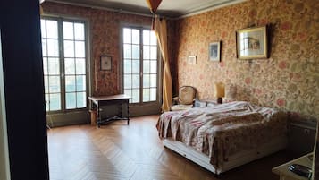 8 slaapkamers, een strijkplank/strijkijzer, reisbedje, wifi