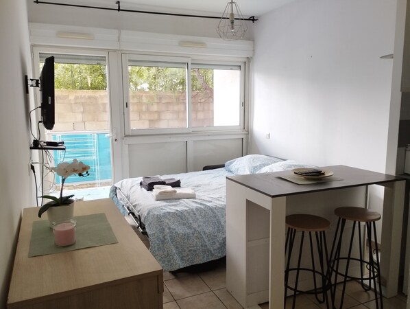 1 bedroom, bed sheets