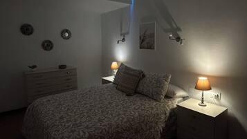 2 bedrooms, iron/ironing board, bed sheets