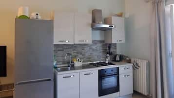 Fridge, oven, coffee/tea maker, electric kettle