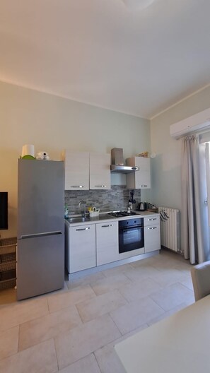 Refrigerador, horno, cafetera y tetera y tetera eléctrica